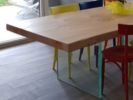 TAVOLO IN MASSELLO DI CEDRO CON BASAMENTO DI VETRO